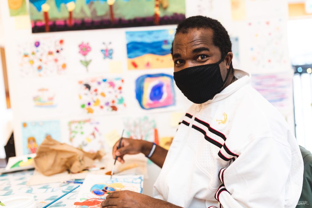 photo de Edon Descollines	dans son atelier